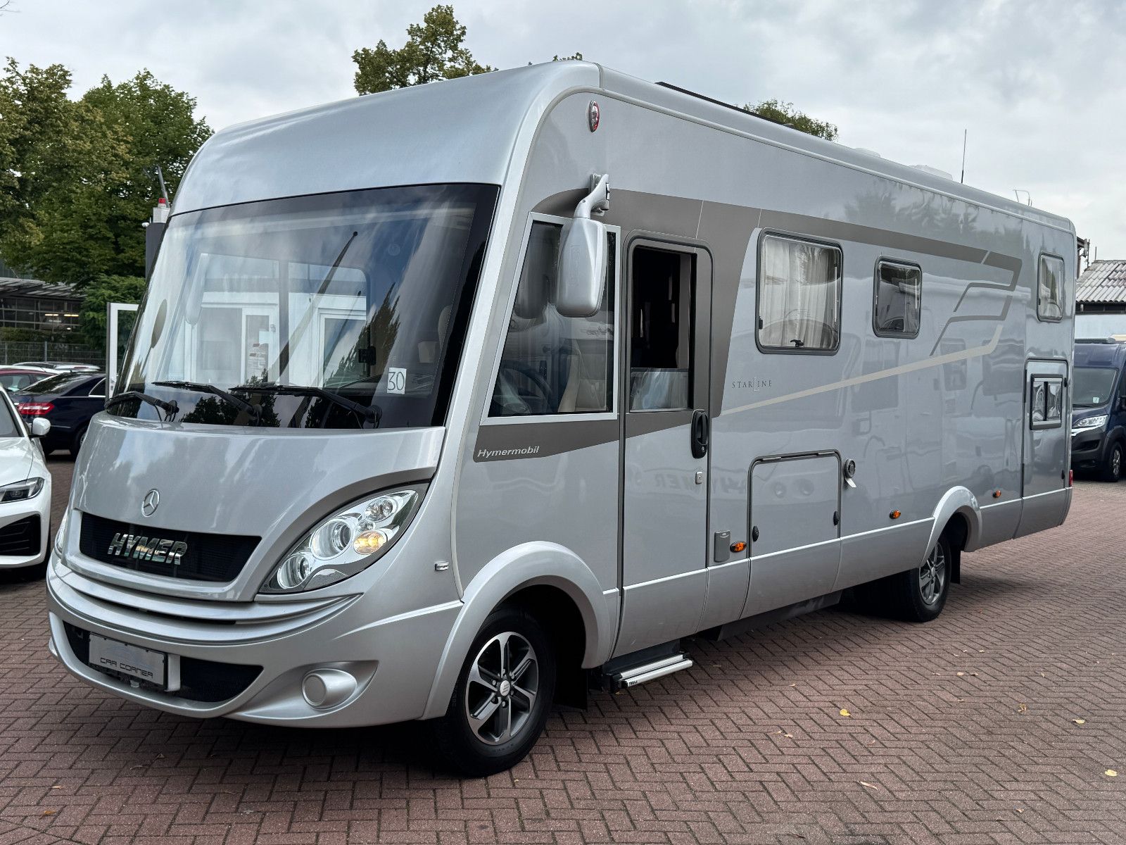 Fahrzeugabbildung HYMER / ERIBA / HYMERCAR B-KLASSE 680 STARLINE MB 3.0 D V6 HYD HÜBSTÜTZEN