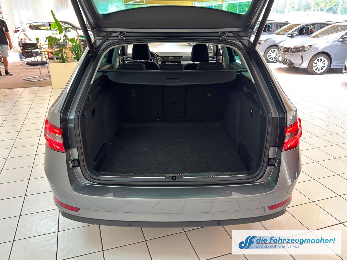 Fahrzeugabbildung SKODA Superb Combi Ambition Digitales Cockpit LED Sper