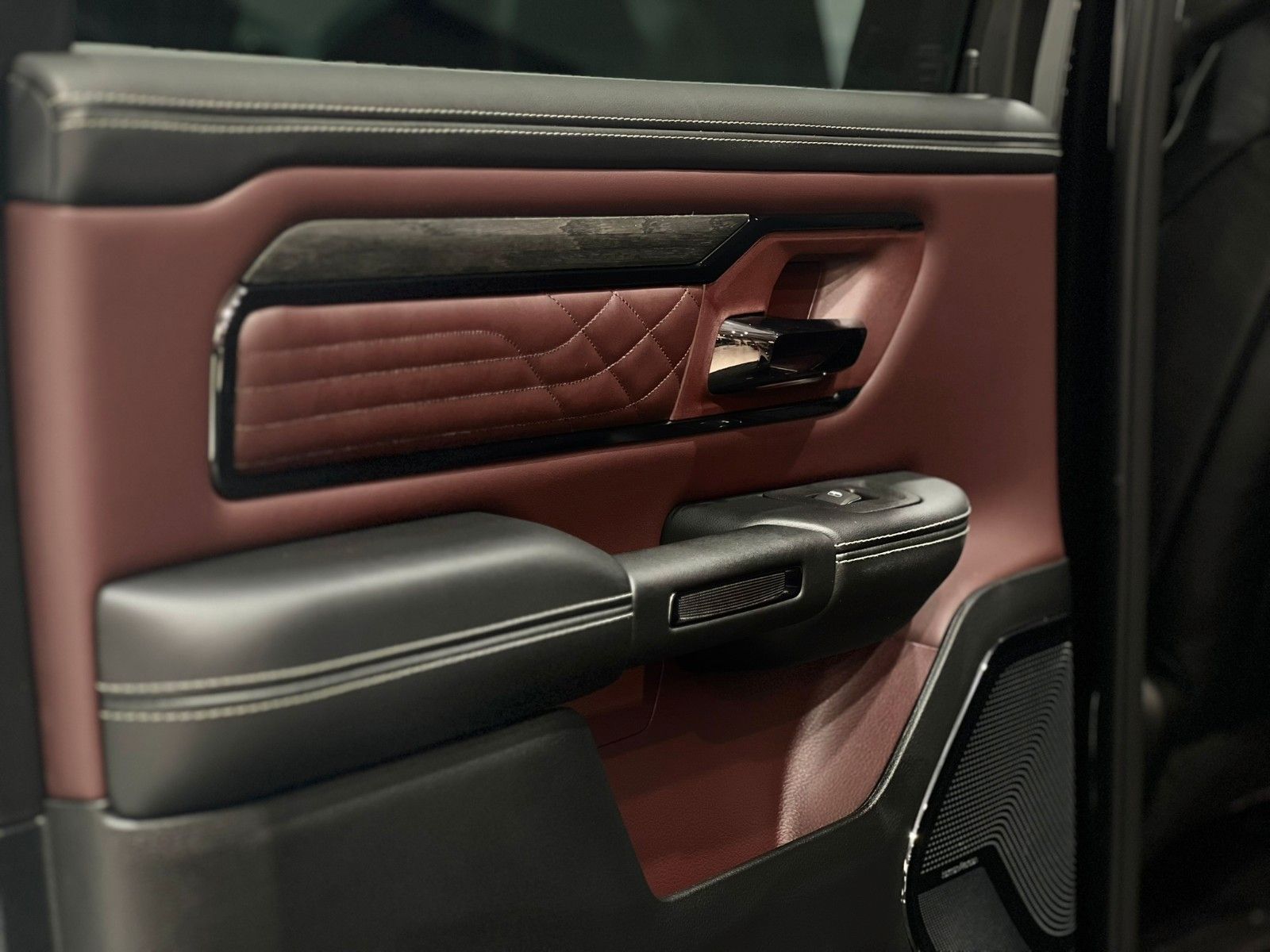 Fahrzeugabbildung Dodge RAM 1500 Limited Night MY25 *Ebony Red seats*