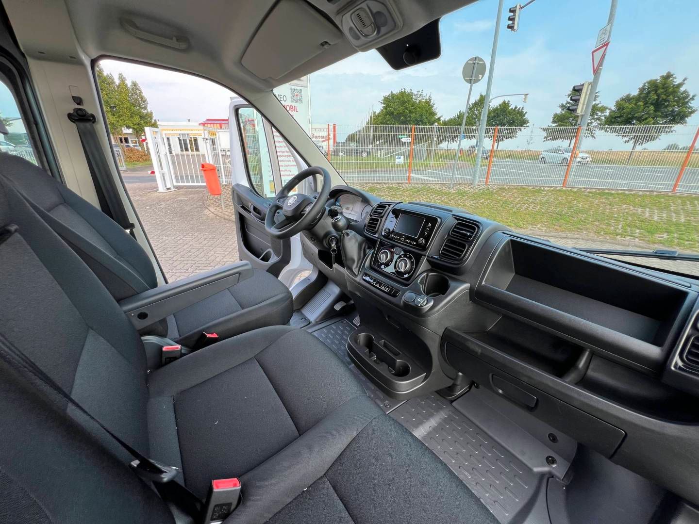 Fahrzeugabbildung Fiat DUCATO  DOKA - 6 Sitzer