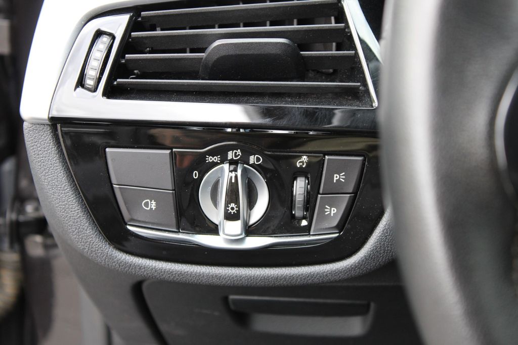 BMW 520d xDrive Touring AUT LED AHK NAVI LEDER LIVE