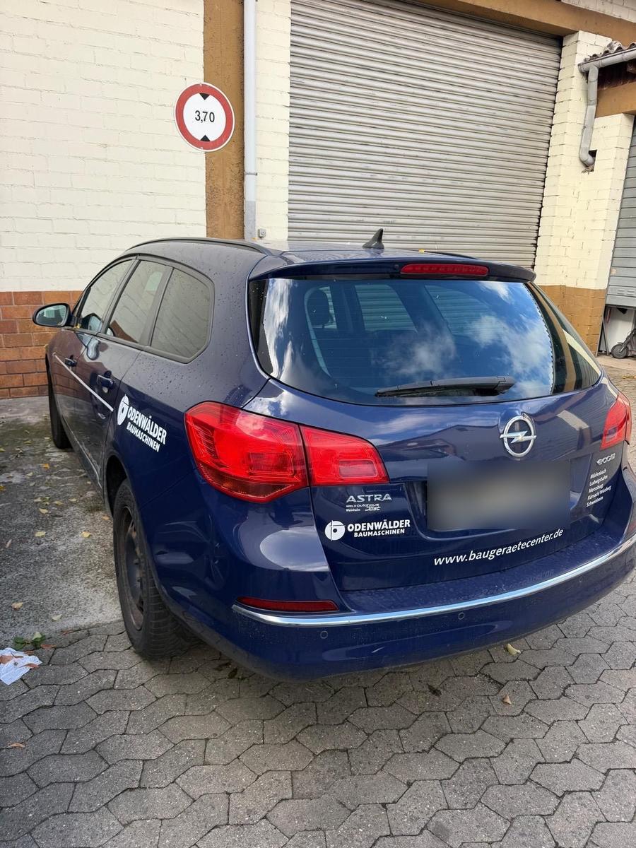 Opel Astra 2015 — вигляд ззаду