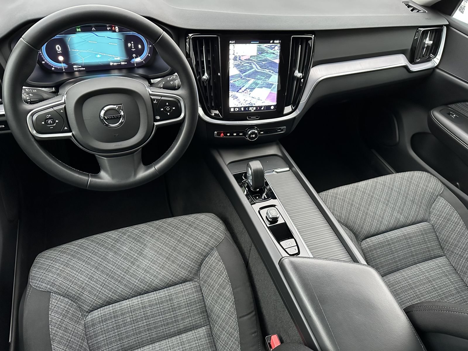 Fahrzeugabbildung Volvo V60 B4 D Core NAV+LED+KAM+AHK+VCOCKPIT+17ZO+1HD