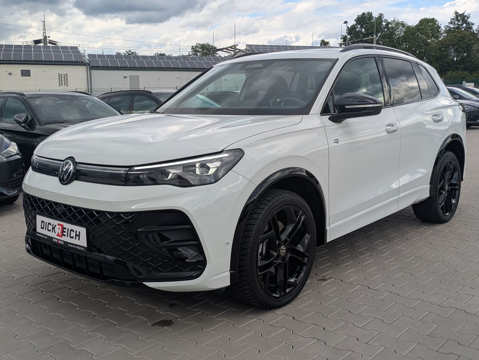 Fahrzeugabbildung Volkswagen Tiguan 2.0 TDI 4M R-Line PANO*H&K*AHK*MATRIX*20"