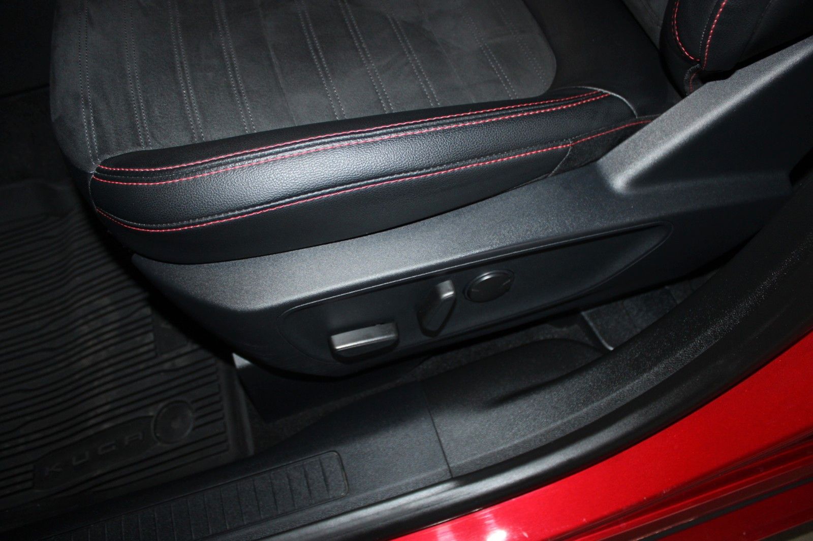 Fahrzeugabbildung Ford Kuga 2.5 PHEV ST-Line X Automatik LED ACC 2xCAM