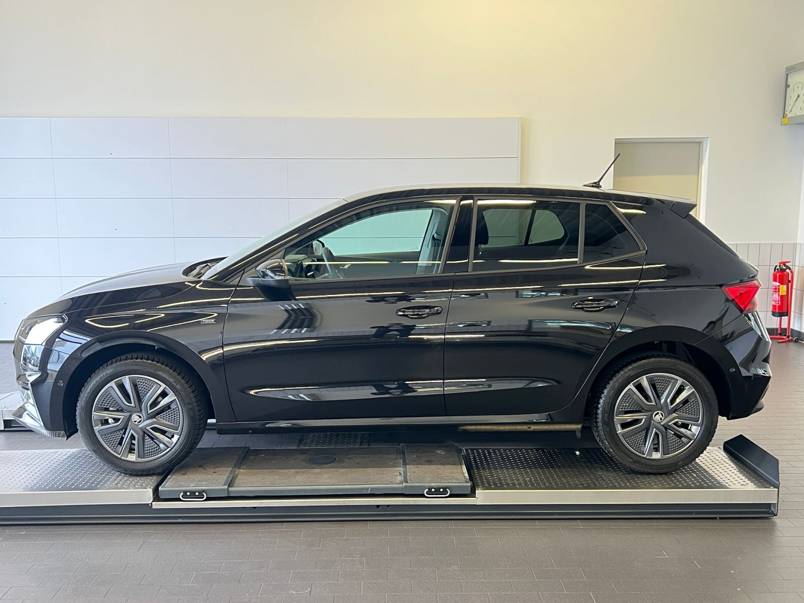 Fahrzeugabbildung SKODA Fabia Selection Tour 1.5 TSI DSG *Vorb. AHK, LED