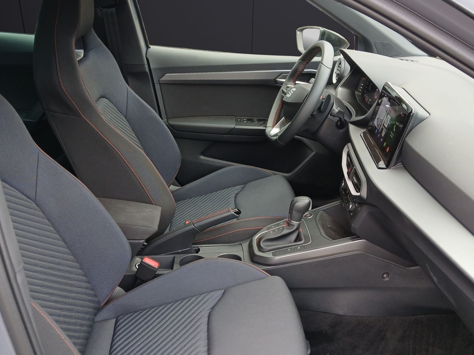 Fahrzeugabbildung SEAT Arona TSI FR Black Edition DSG LED Navi AID ACC