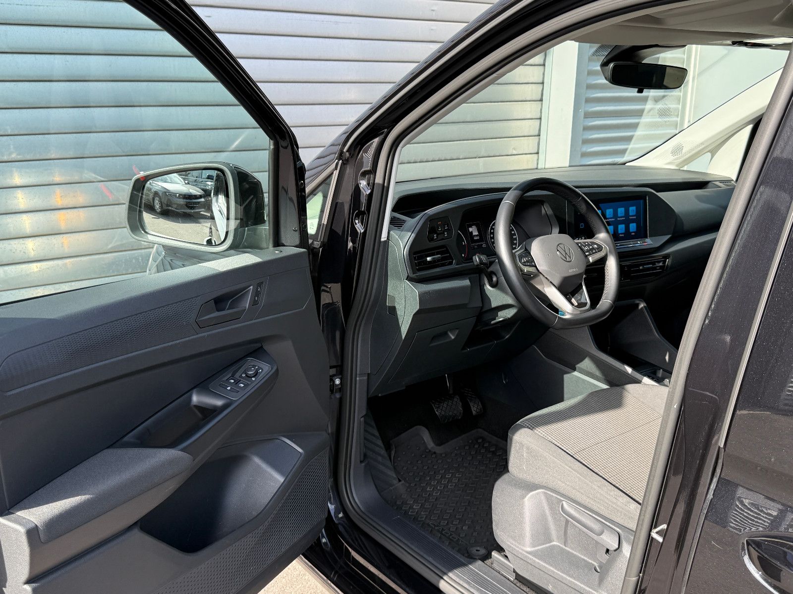 Fahrzeugabbildung Volkswagen Caddy 2.0 TDI DSG AHK DAB GRA Navi Kamera SHZ