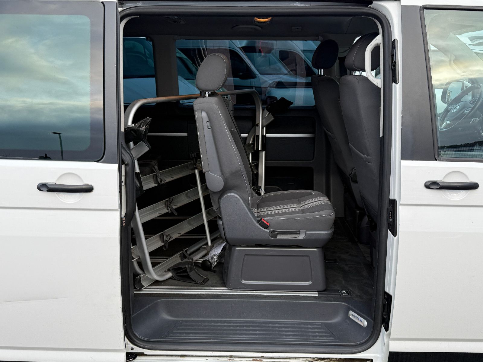 Fahrzeugabbildung Volkswagen T5 Multivan Edition 25 DAB GRA Side-Assist PDC