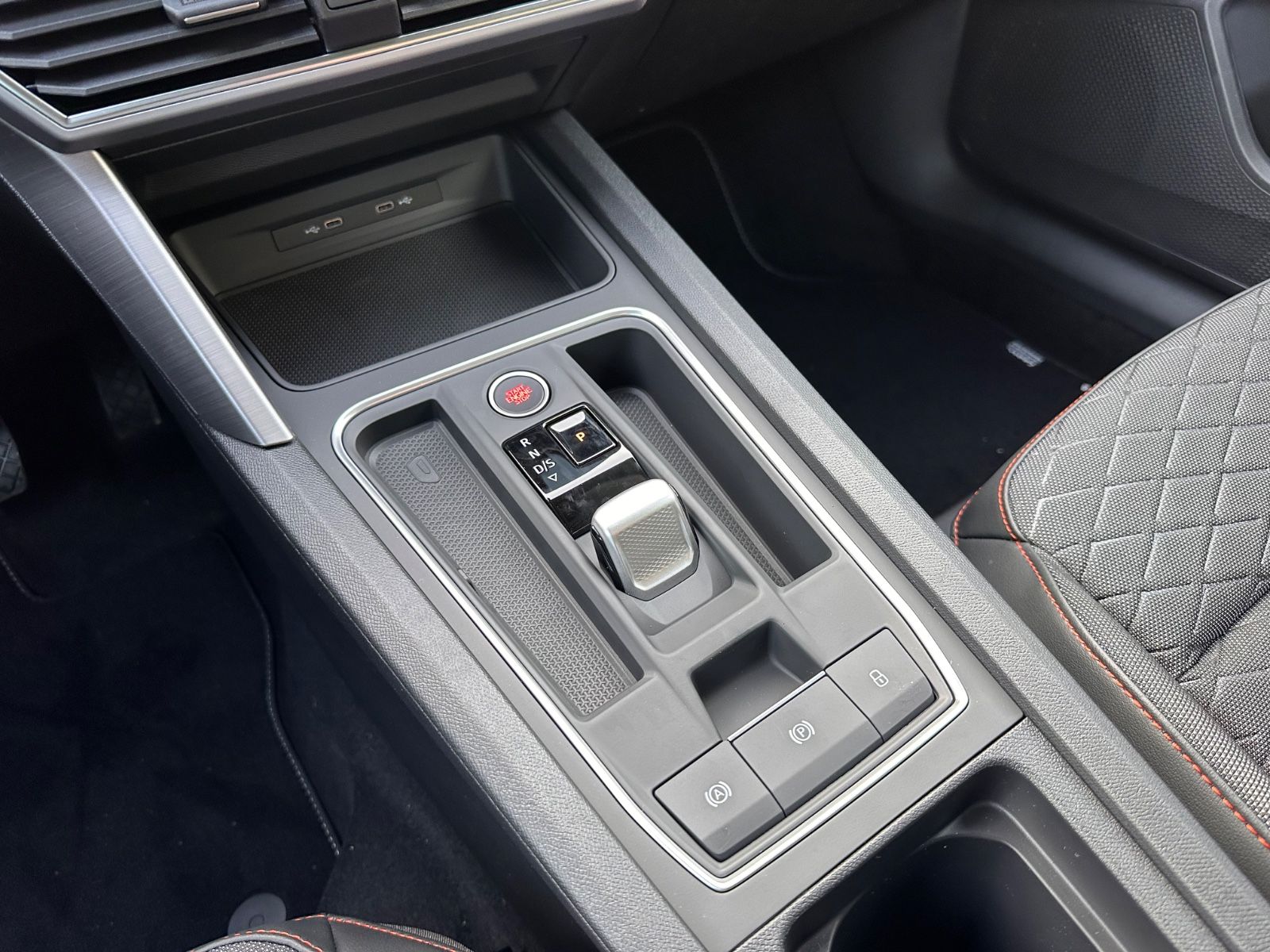 Fahrzeugabbildung SEAT Leon ST 1.5 eTSI FR DSG LED/GRA/SHZ/Kamera/APP