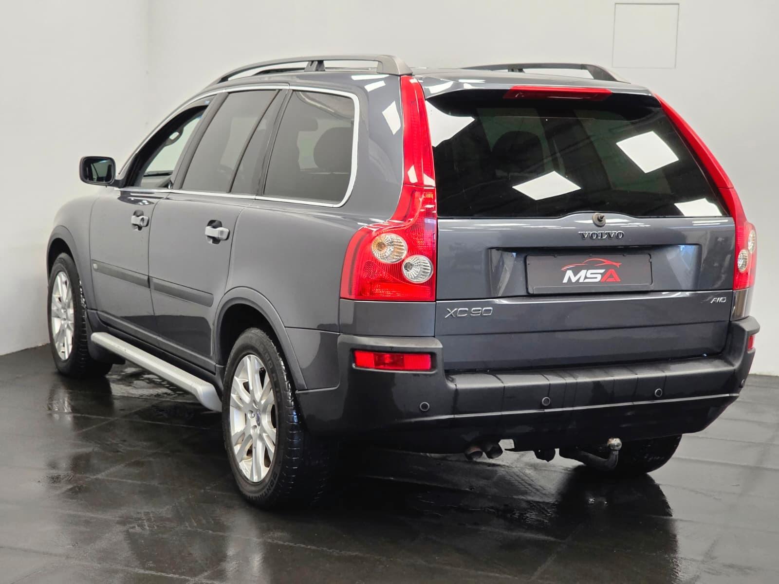 Volvo XC90 D5 Momentum 2.4 5 cyl. 185 ch BVM 4x4 / 172 300 km / Toit ouvrant / Cuir / Distribution neuve / Attelage