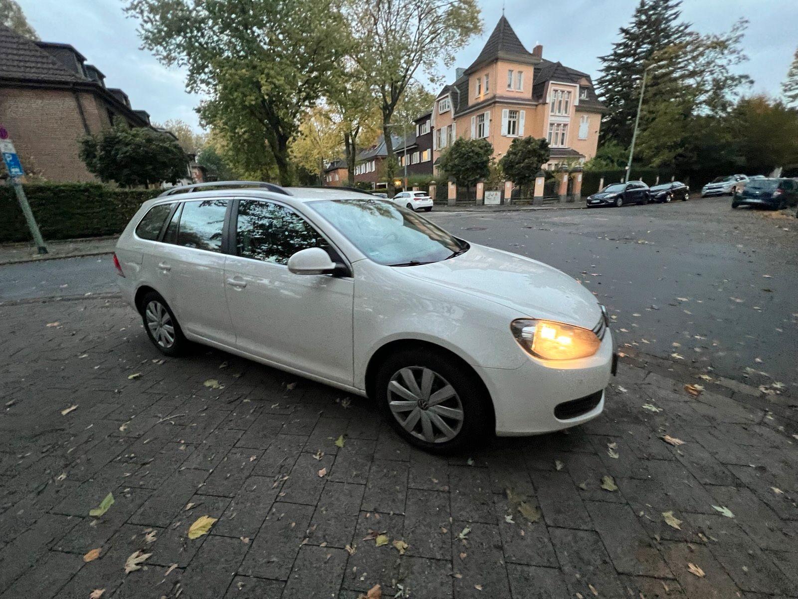 Volkswagen Golf 2012 — interior