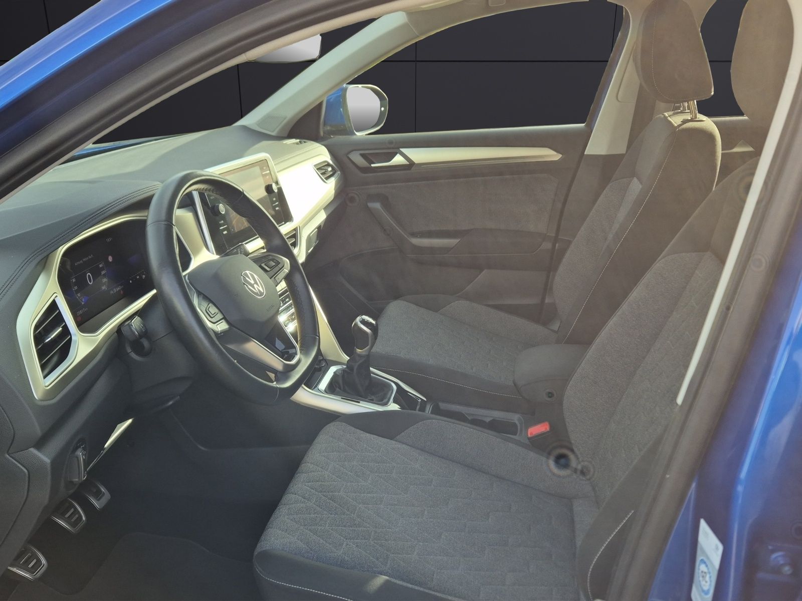 Fahrzeugabbildung Volkswagen T-Roc TSI Move AHK Navi LED AID ACC Park-Assist