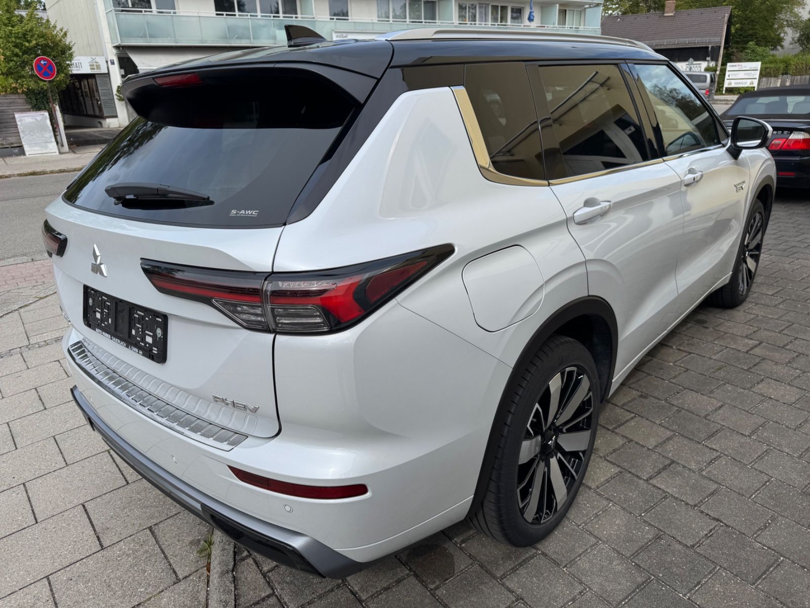Mitsubishi LUXURY  2.4 PHEV 100 kW S-AWC Top imagem 3