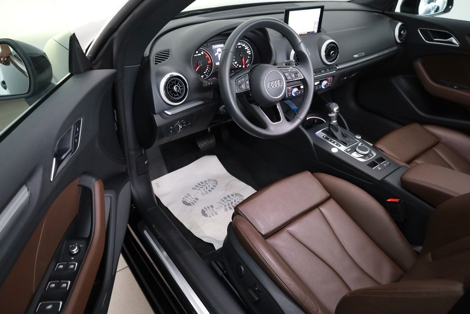 Fahrzeugabbildung Audi A3 35TFSI design Leder,Navi,LED,SH,Massage,SR+WR