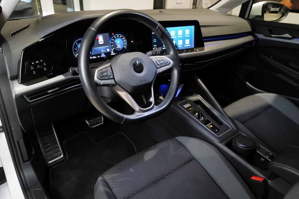 Volkswagen Golf VIII 2.0TDI DSG Active AHK Pano Matrix HuD 