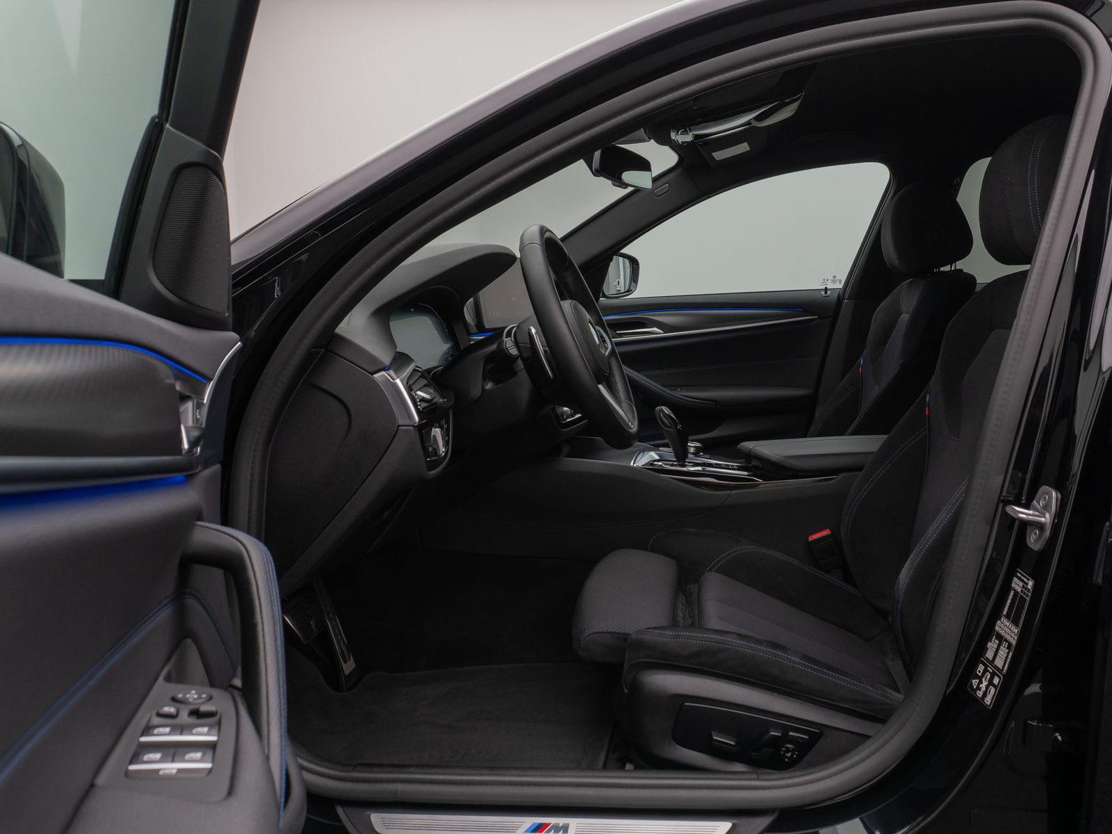Fahrzeugabbildung BMW 520d xD M Sport Kamera HUD DAB HiFi Stop&Go AHK