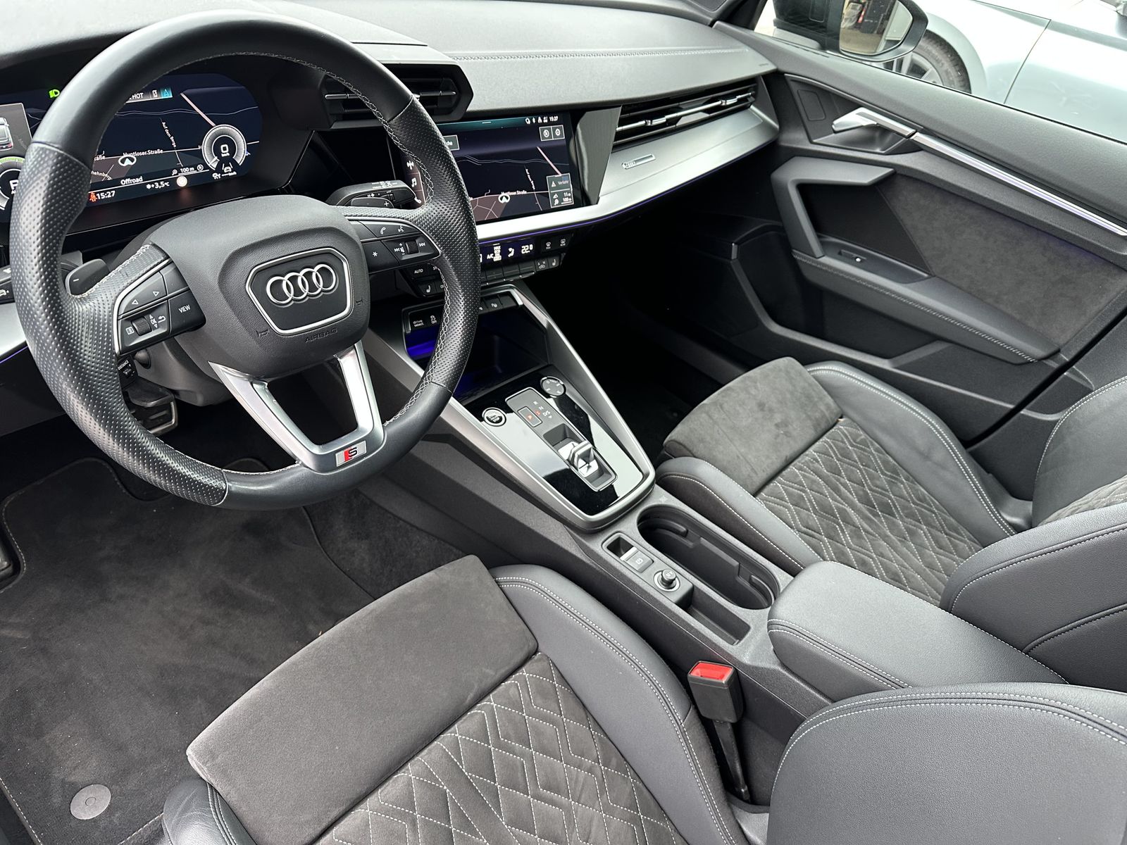 Fahrzeugabbildung Audi A3 SpB 40 TFSI e S-Line Black NAV+LED+B&O+KAMERA