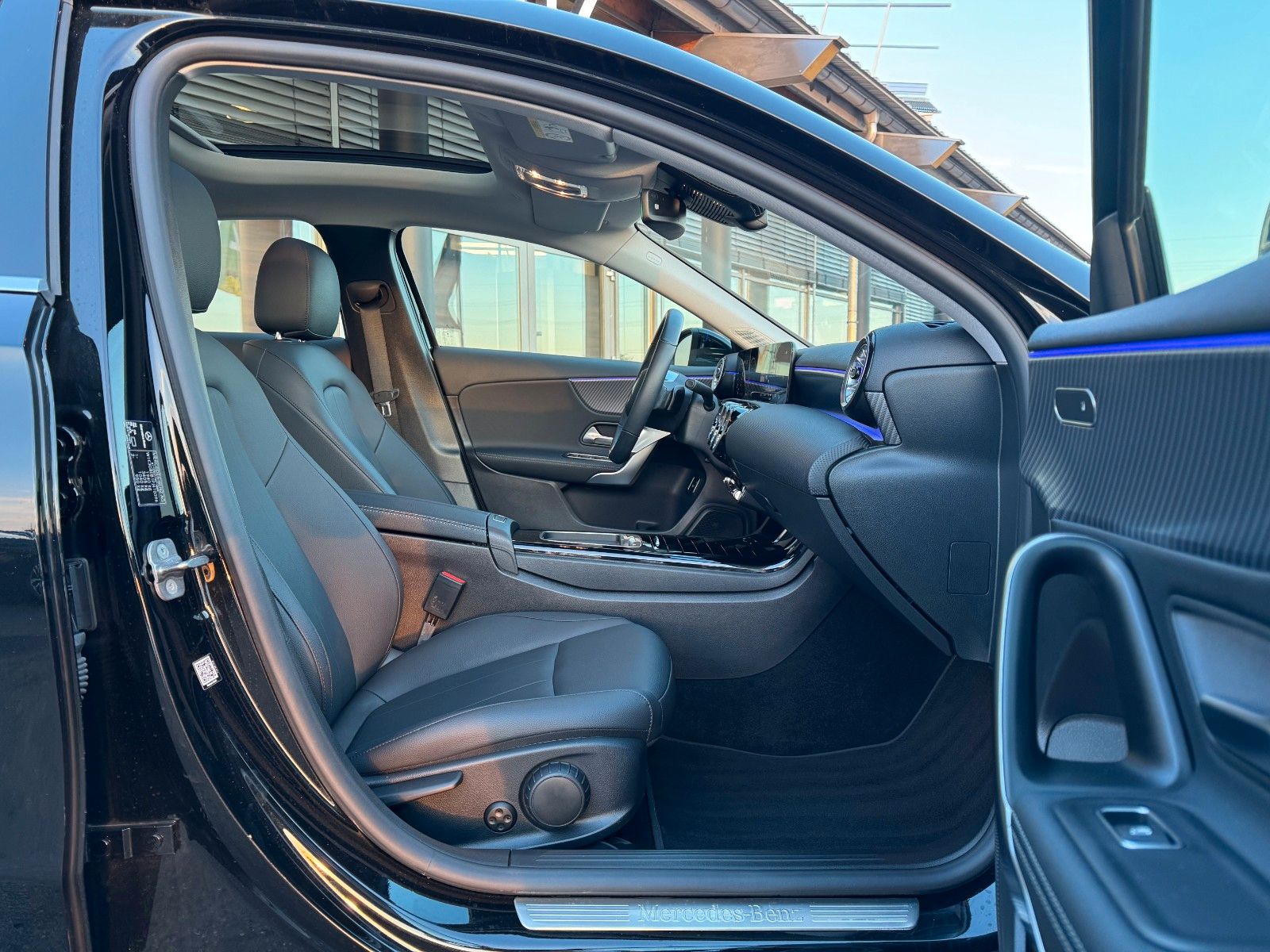 Fahrzeugabbildung Mercedes-Benz A 180 Pano+Ambiente+MBUX+Keyless+Leder+AMG18`