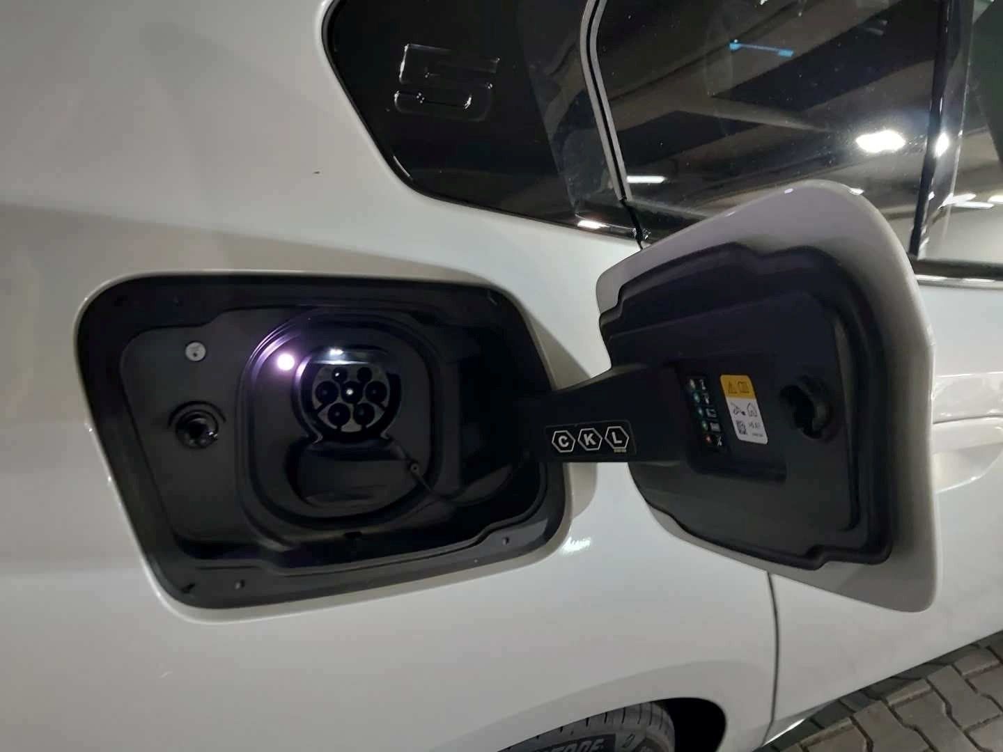 Fahrzeugabbildung BMW i5 xDrive40 M-Sportpaket | Sitzbelüftung vorn |
