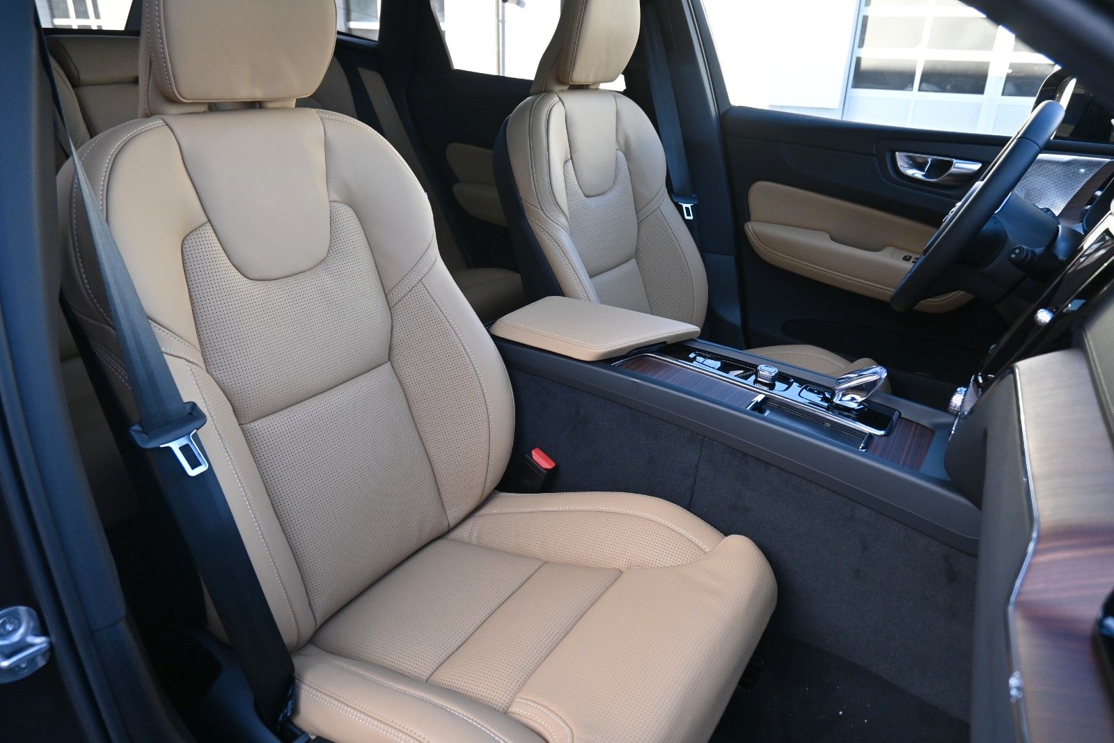 Fahrzeugabbildung Volvo XC60 B5 AWD Ultra Dark*LUFT*360°*ACC*B&W*AHK