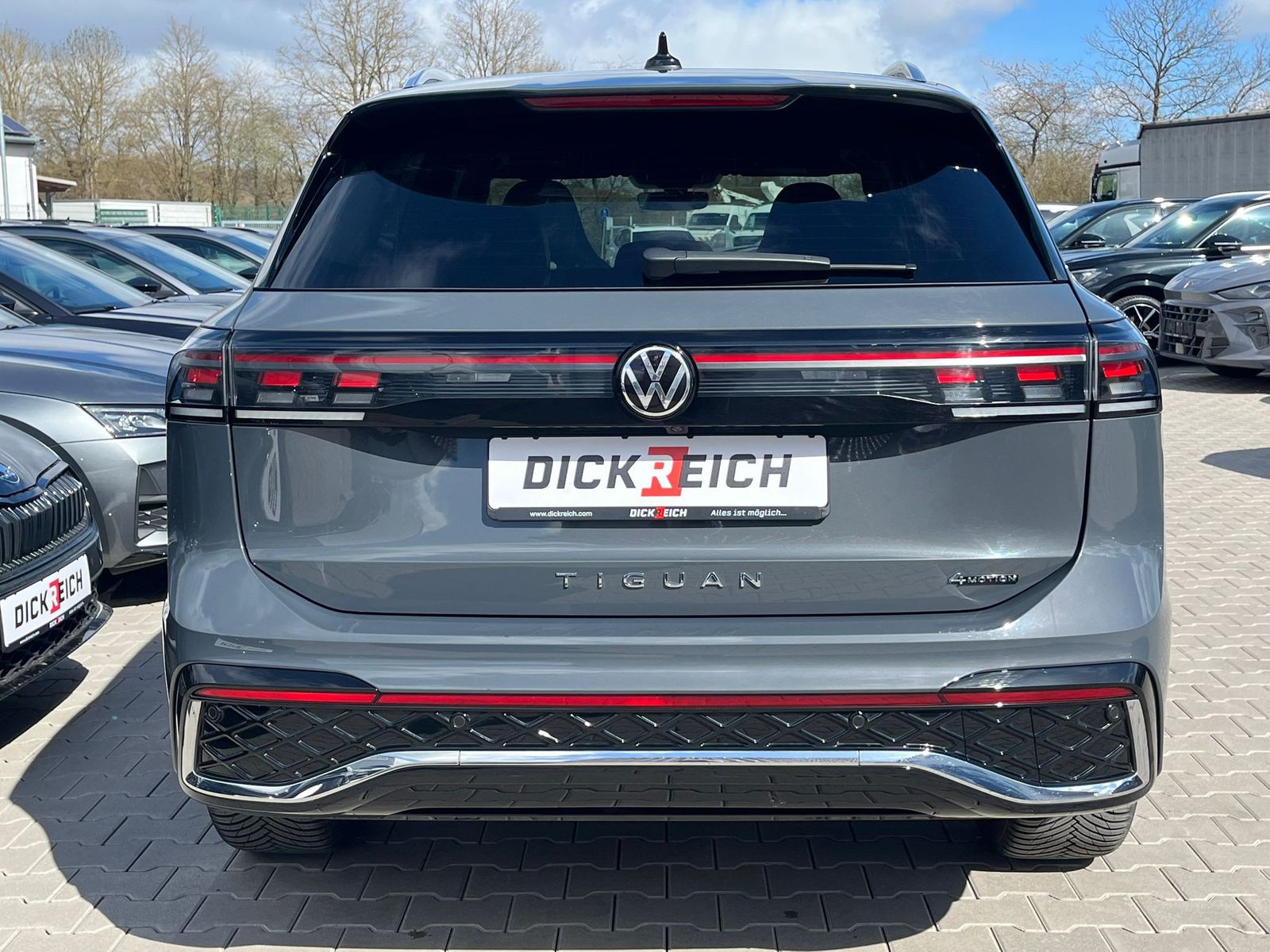 Fahrzeugabbildung Volkswagen Tiguan 2.0 TDI 4M R-Line PANO*H&K*AHK*MATRIX*20"
