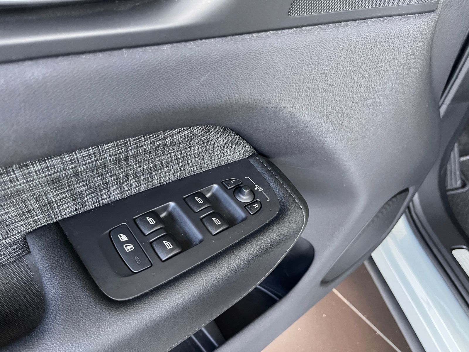 Fahrzeugabbildung Volvo XC60 Core 2WD STNDHZ LED NAV SHZ 19"