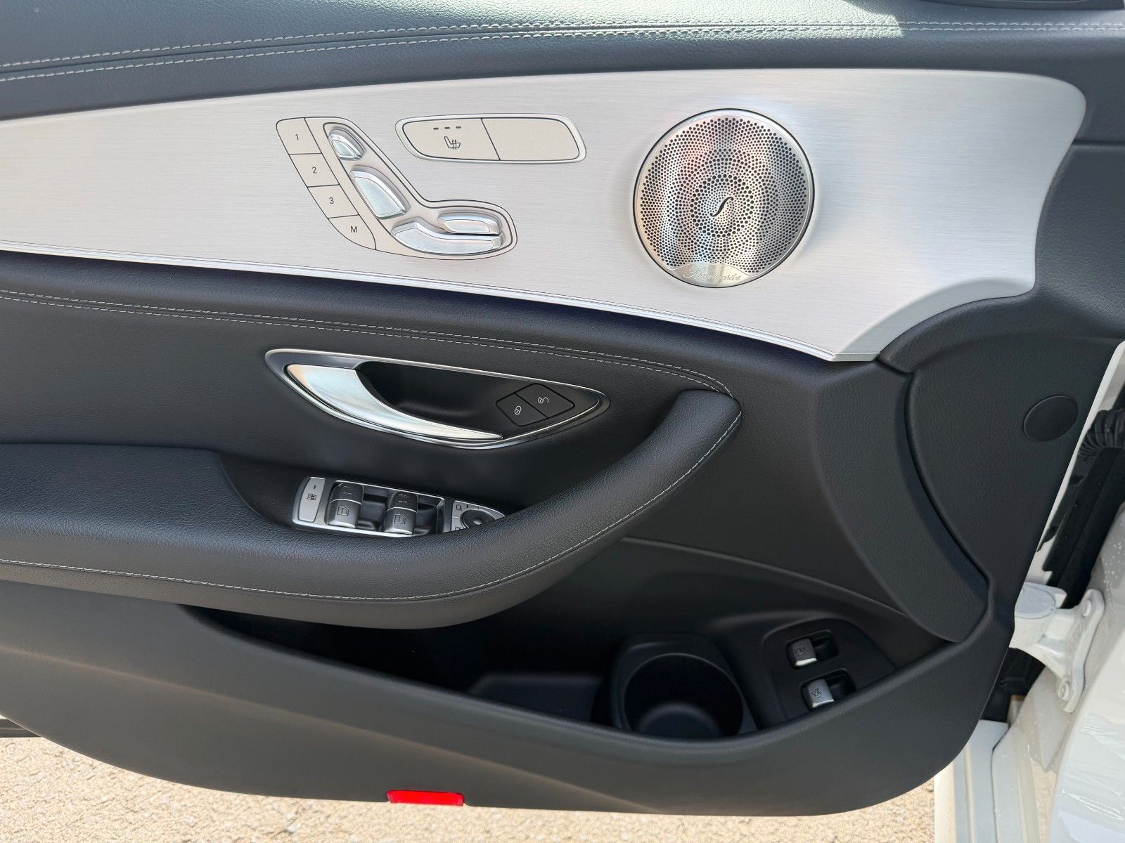 Fahrzeugabbildung Mercedes-Benz E 300e T AMG+Pano+Burm+Distr+HUD+360