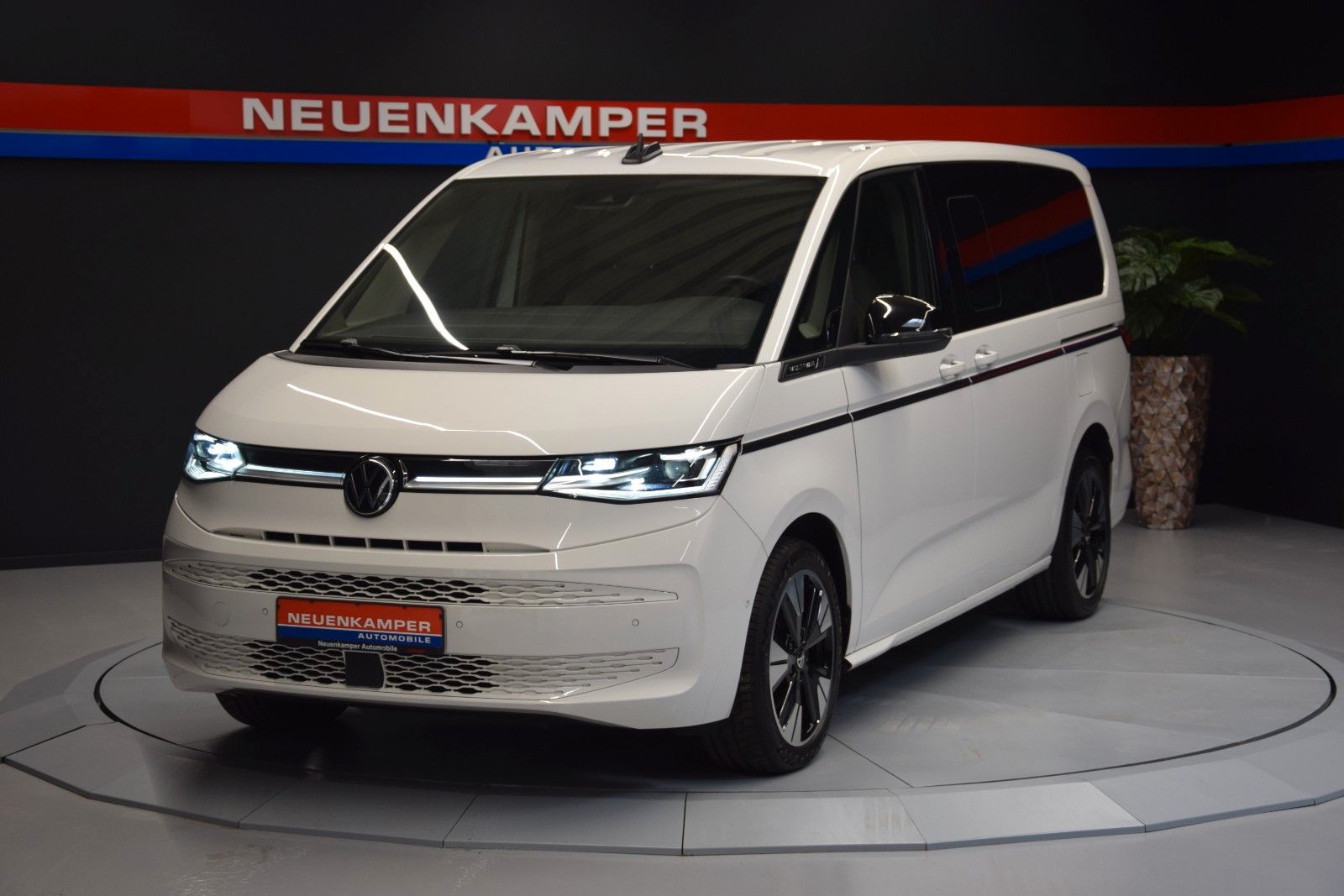 Fahrzeugabbildung Volkswagen T7 Multivan Style lang ACC Matrix vis-a-vis AHK
