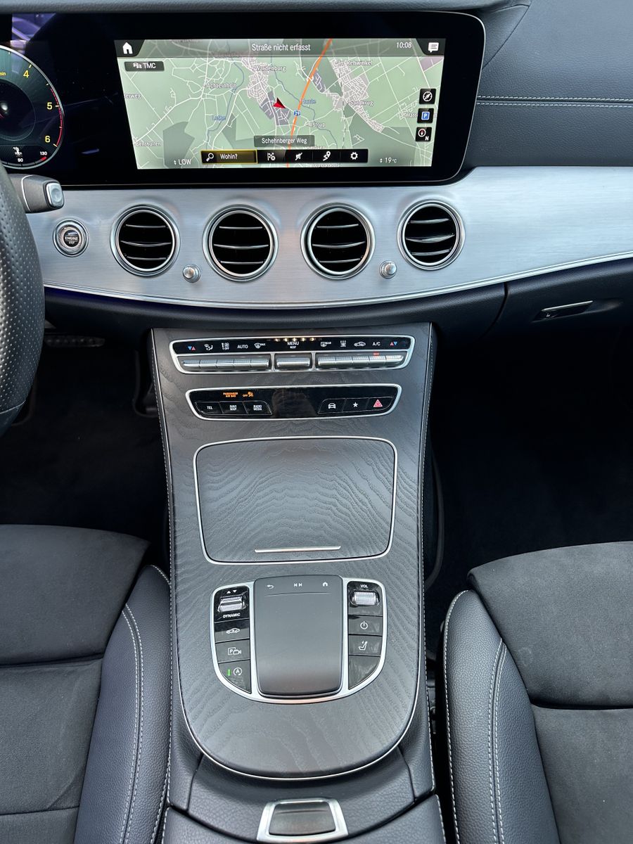 Fahrzeugabbildung Mercedes-Benz E 400d T 4M AMG-Line NAV+LED+360°+WIDESCREEN+1HD
