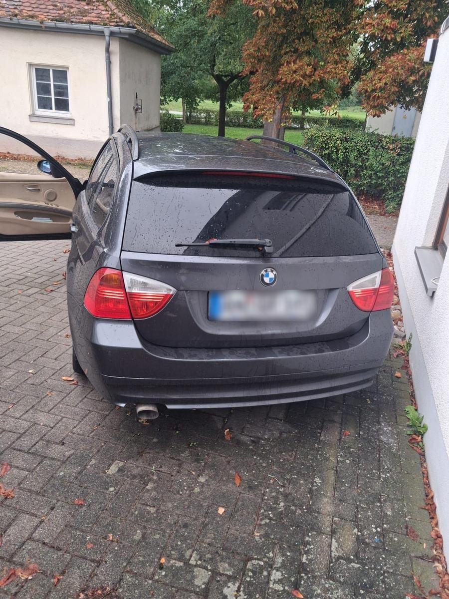 BMW 320 2005 — rear view