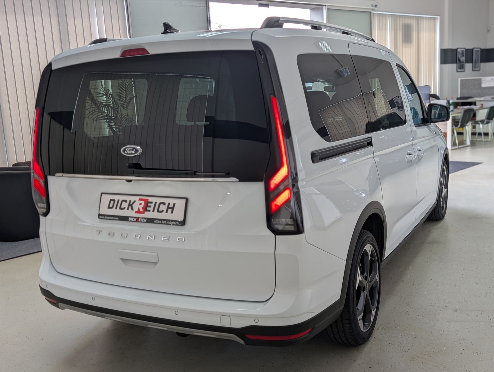 Fahrzeugabbildung Ford Tourneo Connect L2 Active 7-SI Bi-LED PANO AHK C