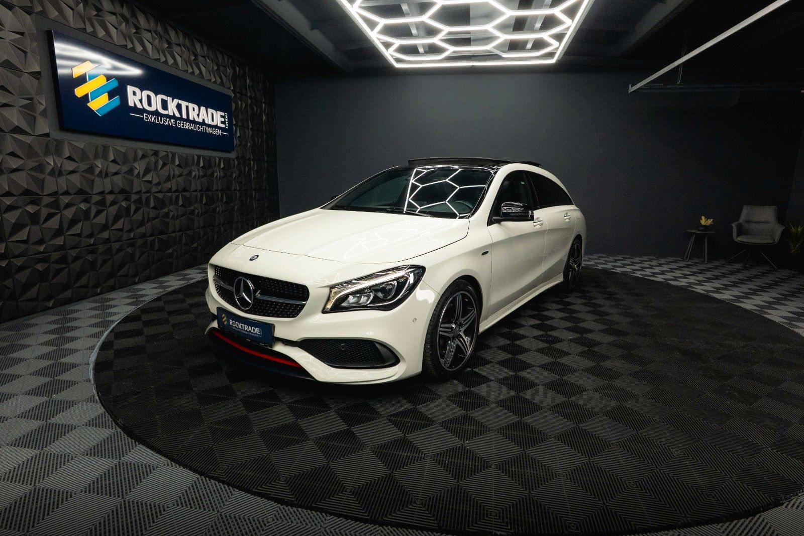 Fahrzeugabbildung Mercedes-Benz CLA 250 Shooting Brake 4Matic AMG Night Pano LED