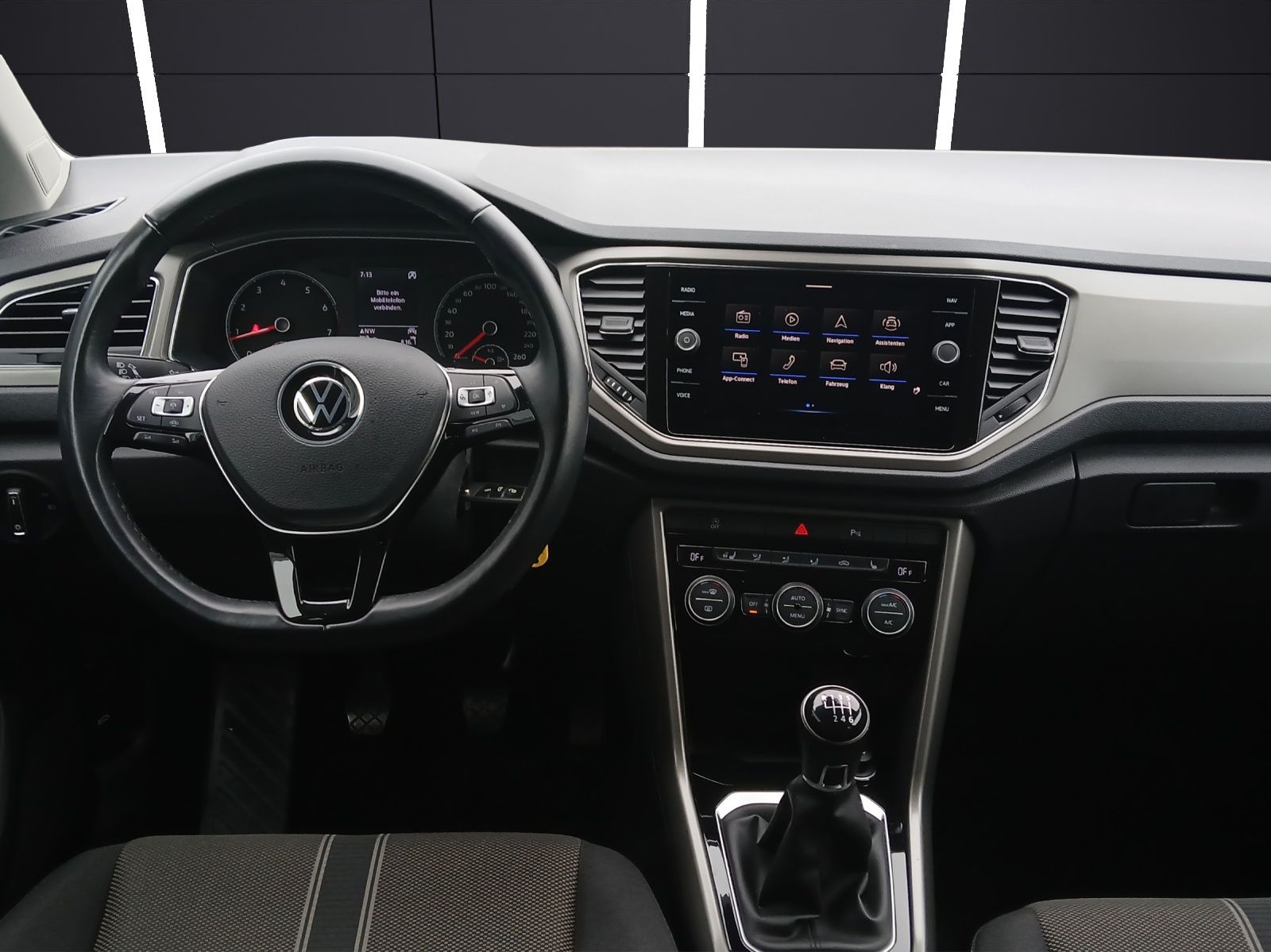Fahrzeugabbildung Volkswagen T-Roc TSI Style LED AHK Navi ACC RFK SHZ