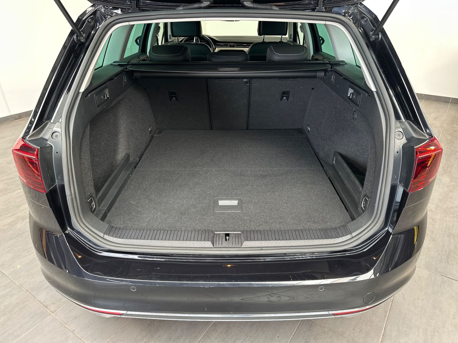 Fahrzeugabbildung Volkswagen Passat Variant Elegance NAV+IQ-LIGHT+ACC+360°+VC