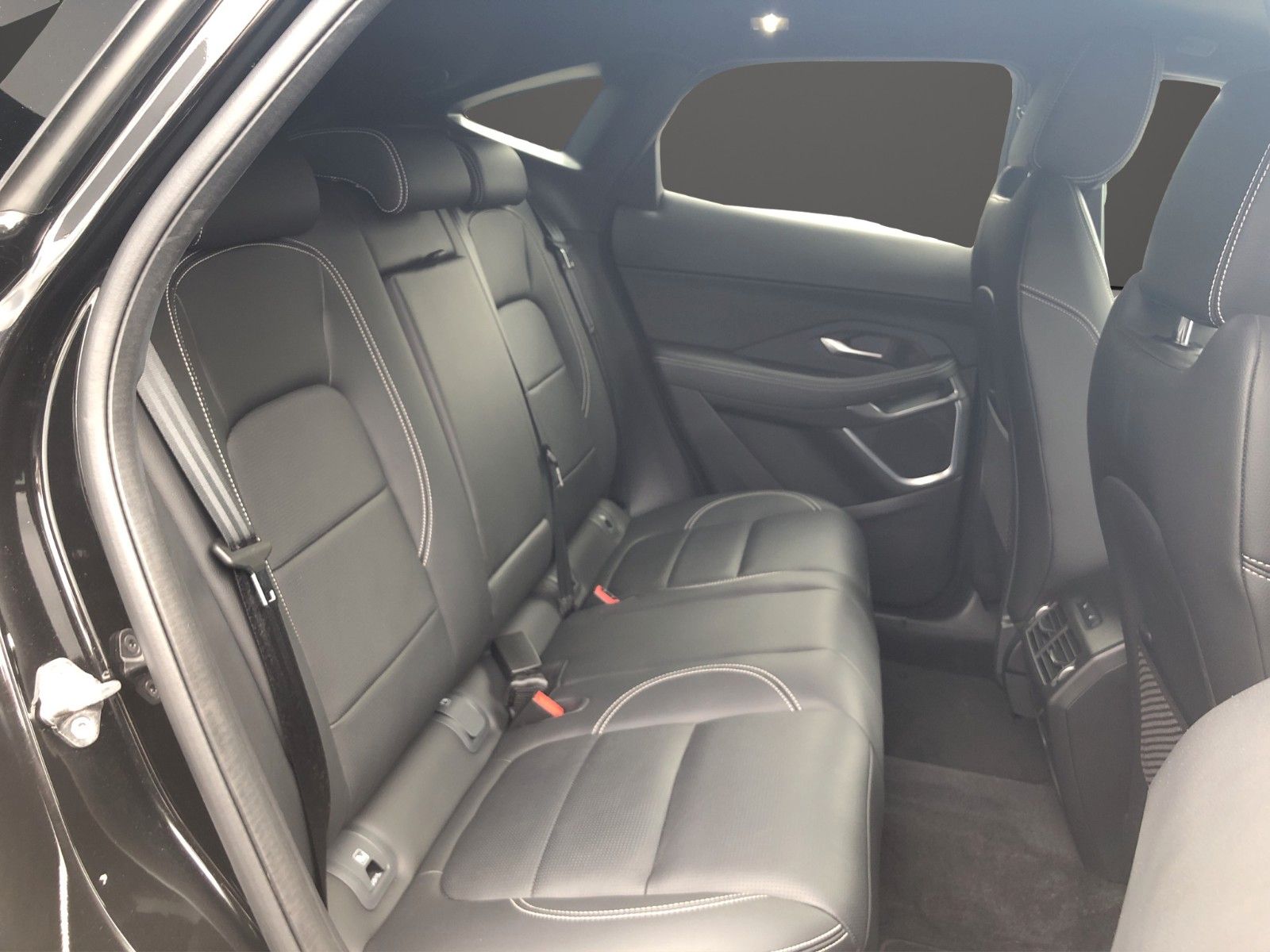 Fahrzeugabbildung Jaguar E-PACE D200 R-Dynamic SE AWD AHK