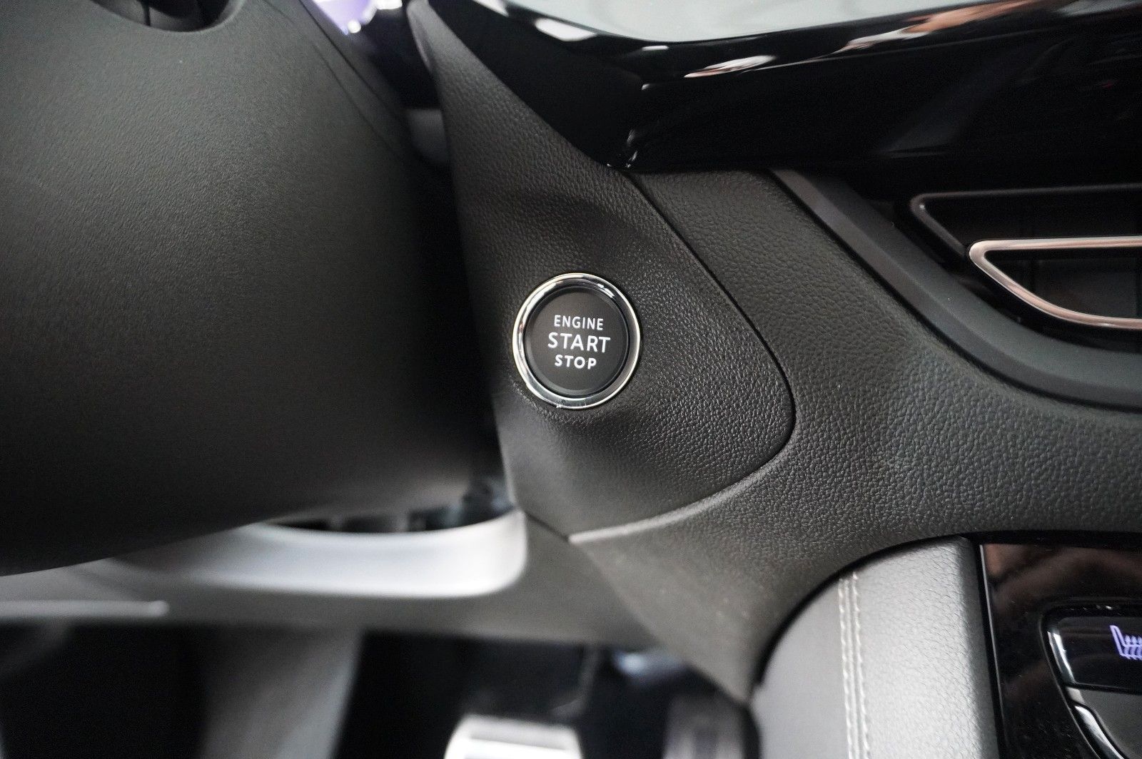 Fahrzeugabbildung Opel Grandland (X) 1.6T GSe 4HYBRID NAVI/LED/KAMERA