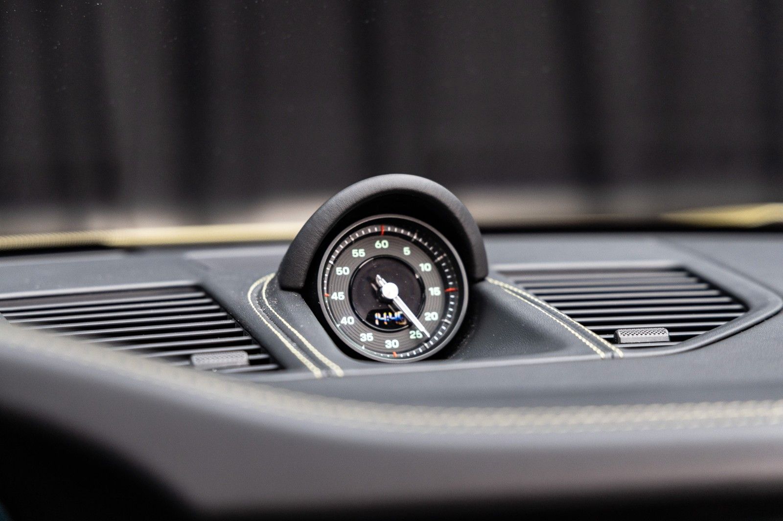 Fahrzeugabbildung Porsche 992.2 GTS Cabrio Spirit 70 + PCCB + Burmester