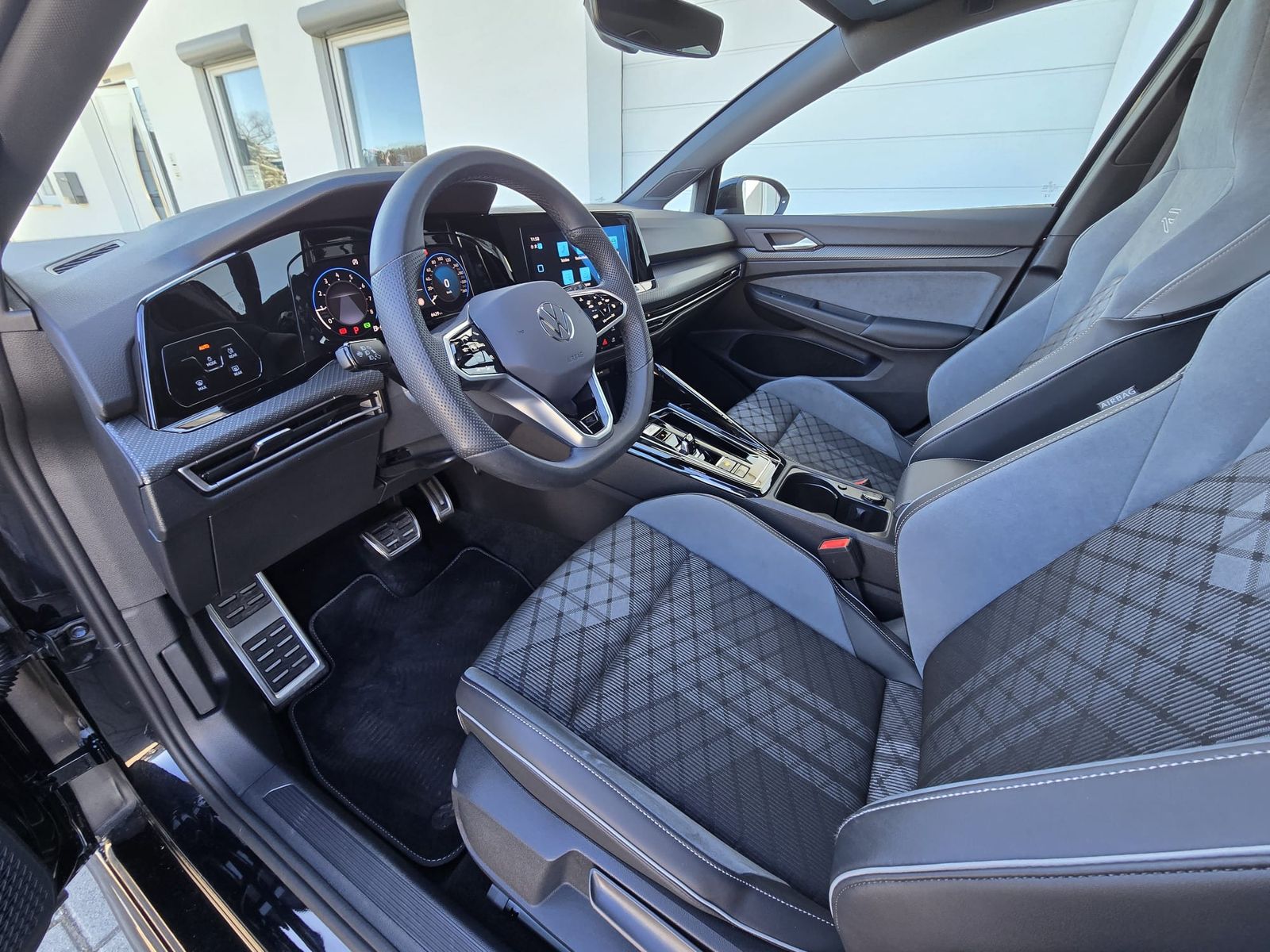 Fahrzeugabbildung Volkswagen Golf 1.5 TSI R-Line PANO*LED*ACC*KAMERA*PremNAVI