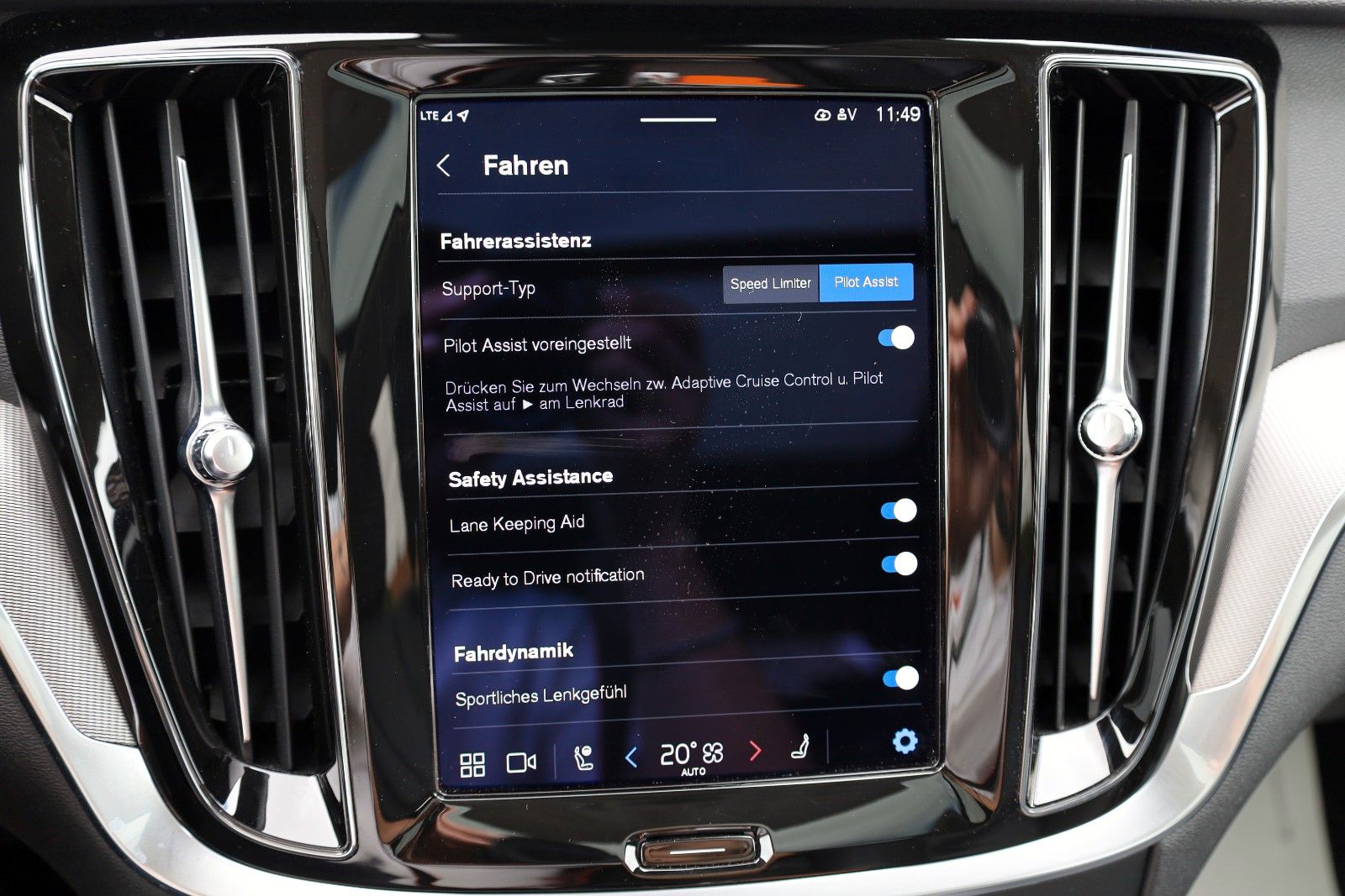 Fahrzeugabbildung Volvo V60 Kombi Plus Bright Leder,Navi,LED,PanDach,ACC