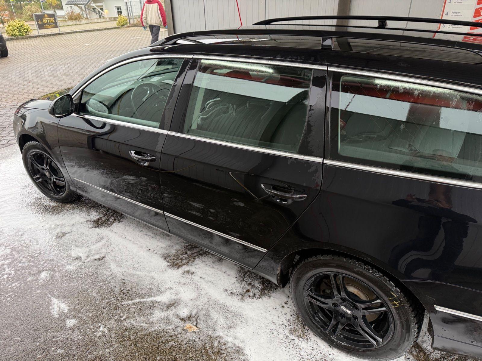 Volkswagen Passat 2010 — rear view
