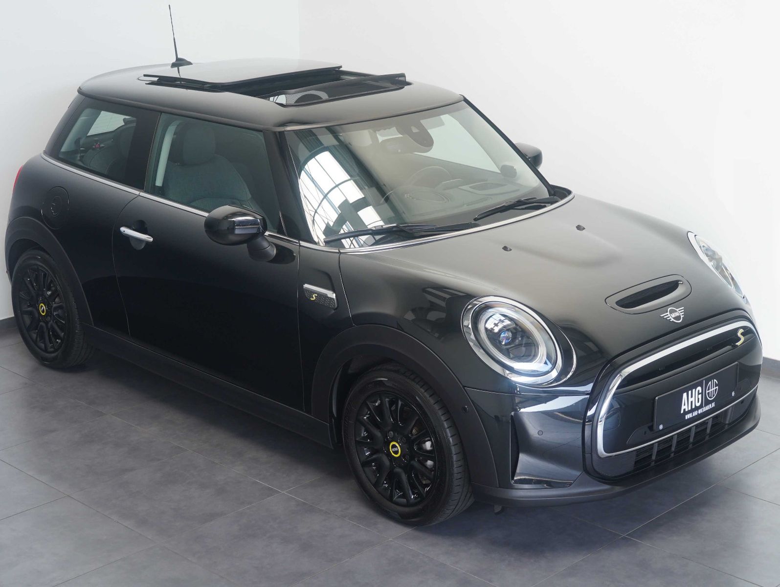 Fahrzeugabbildung MINI Cooper SE Classic Trim LED/NAVI/HEADUP/CAM/PANO