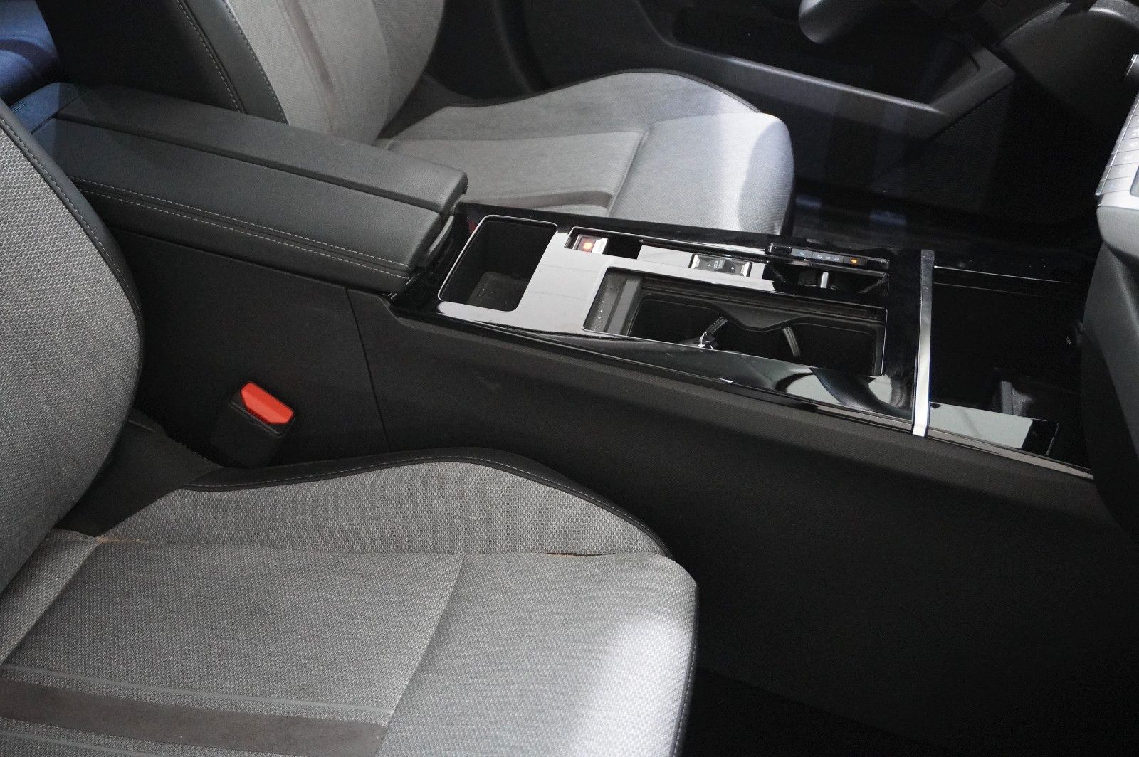 Fahrzeugabbildung Opel Astra L Lim. 1.2T ELEGANCE NAVI/LED/KAMERA/SPORT