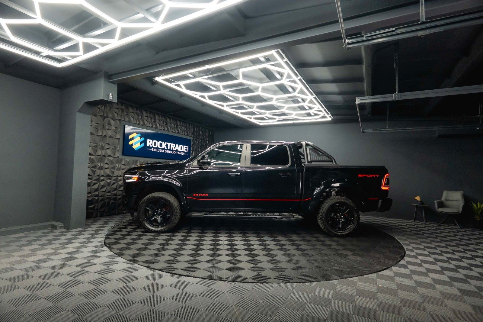 Fahrzeugabbildung Dodge RAM 5.7 V8 HEMI 4x4 OFFROAD Night-Paket Limited