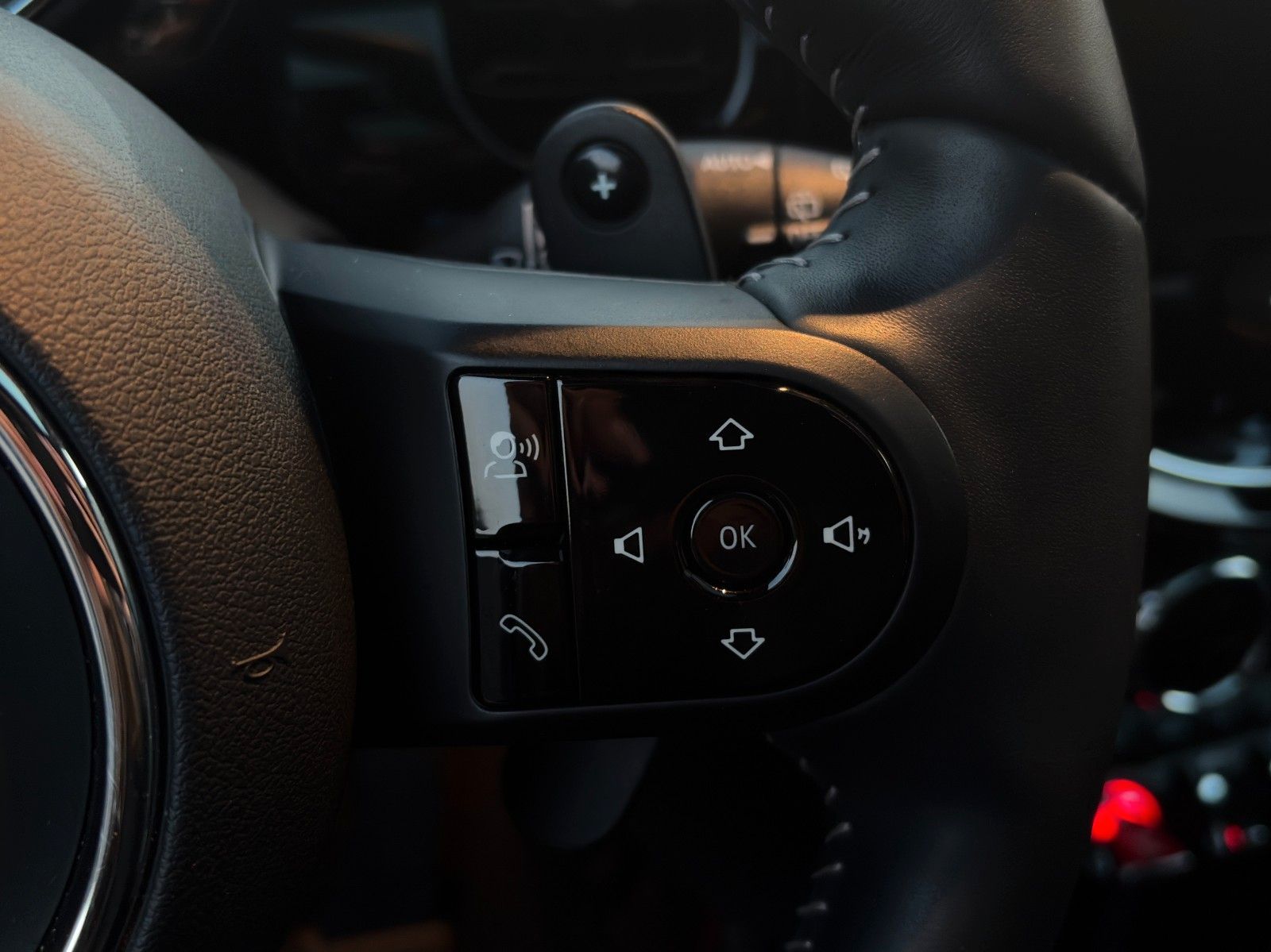 Fahrzeugabbildung MINI Cooper S Classic Trim Leder PANO LHZ SHZ BT PDC