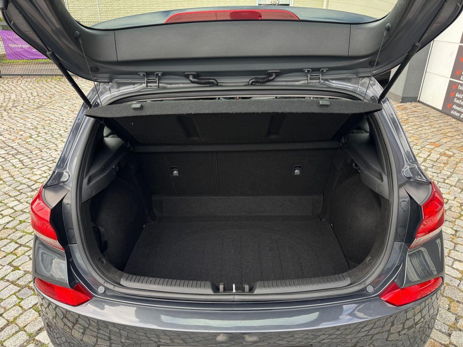 Hyundai i30 Select Kamera CarPlay Navi SHZ Tempom.