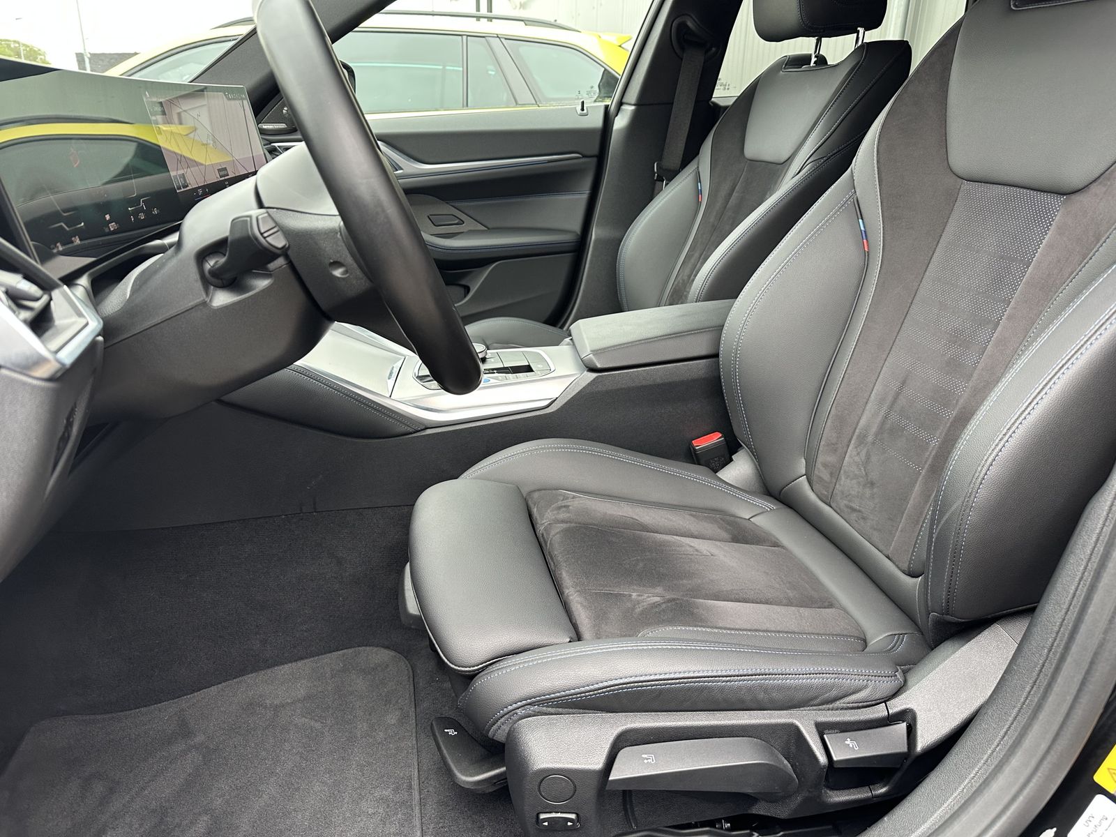 Fahrzeugabbildung BMW i4 40 eDrive M-Sport+NAV+LASER+ACC+360°CAM+AHK