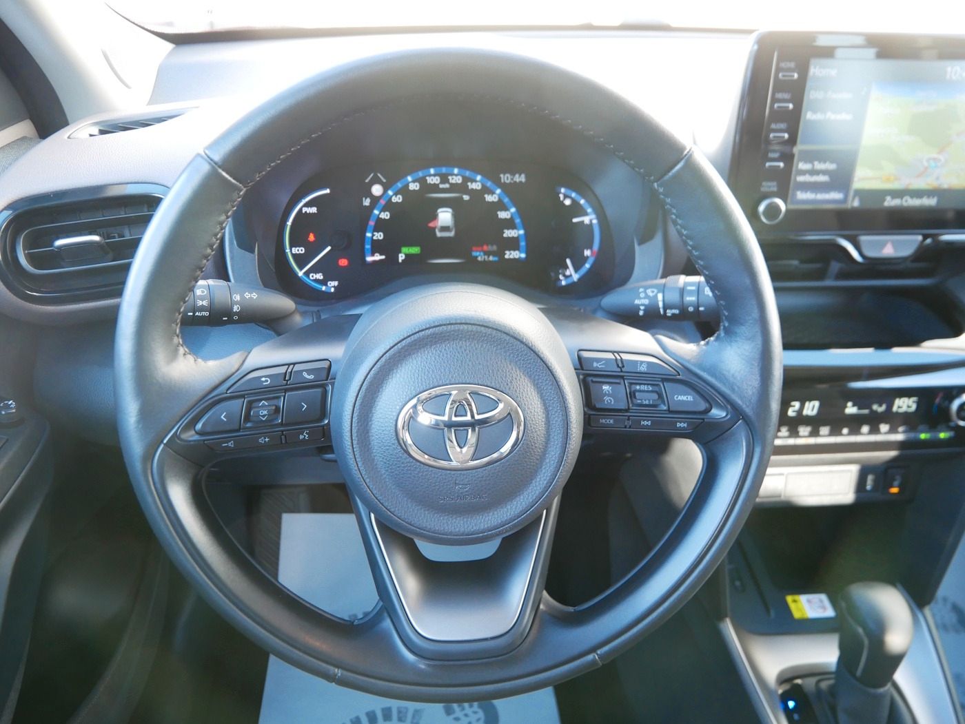 Fahrzeugabbildung Toyota Yaris Cross 1.5 VVT-iE Elegant AHK Kamera ACC LH
