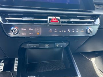 Fahrzeugabbildung Kia Niro Spirit tot. Wink.Ass., Verkehrszeichenerk.