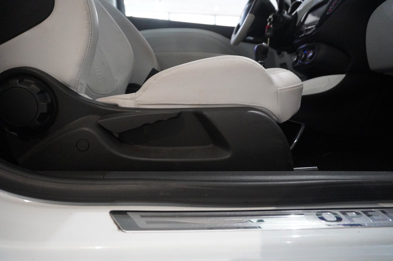 Fahrzeugabbildung Opel Adam 1.4 WHITE LINK LED/TEMP./SPORT/SH/KLIMA/USB